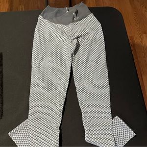 CLS V Cut Waist Scrunch Butt Leggings